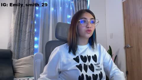 Snapshot of emily_smith29 chatting on February 8, 9:15 pm emi online show from February 8, 9:15 pm