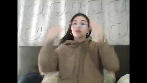 Snapshot of emily_smith29 chatting on December 14, 1:17 am emi online show from December 14, 1:17 am