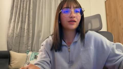 Snapshot of emily_smith29 chatting on February 20, 1:46 am emi online show from February 20, 1:46 am