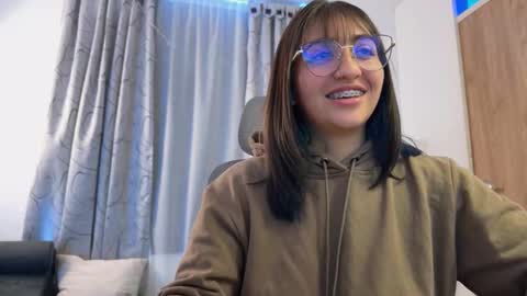 Snapshot of emily_smith29 chatting on February 16, 6:43 pm emi online show from February 16, 6:43 pm