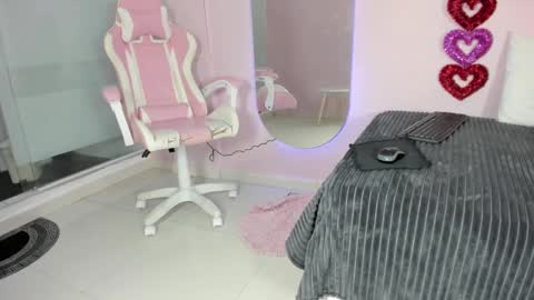 Snapshot of emily_sweett12 chatting on February 24, 12:46 pm Emily online show from February 24, 12:46 pm