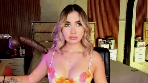 Snapshot of emilyhendrix_ chatting on October 28, 8:14 pm Emily Hendrix online show from October 28, 8:14 pm