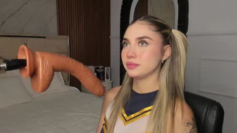 Snapshot of emilyhendrix_ chatting on January 24, 8:43 pm Emily Hendrix online show from January 24, 8:43 pm