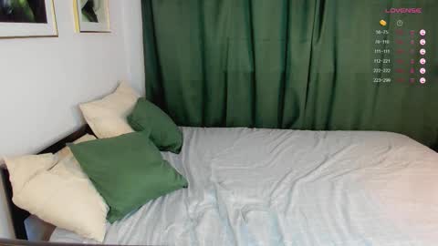 Snapshot of emilymee chatting on October 29, 10:08 am Emily online show from October 29, 10:08 am