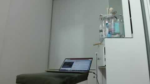 emily monrro online show from February 2, 2:06 am