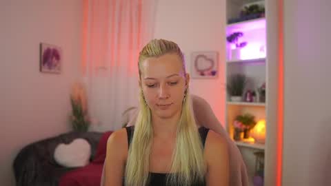 emilyswannn online show from July 23, 6:38 pm
