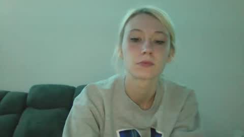 Snapshot of emilywarren296 chatting on October 19, 2:30 pm emilywarren296 online show from October 19, 2:30 pm