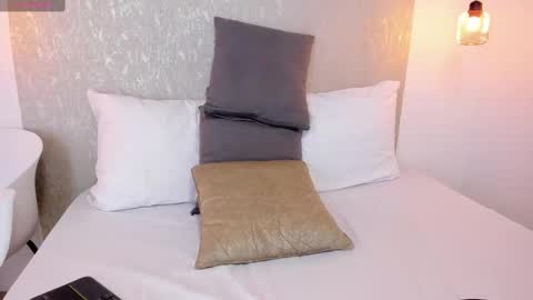 Emma  Florez online show from December 13, 1:01 pm