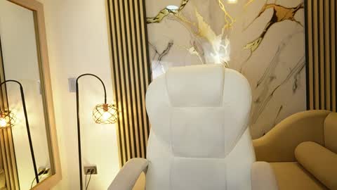 emma__walkerr_ online show from April 6, 7:04 pm