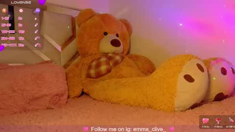 Snapshot of emma_clive chatting on October 22, 1:10 am Emma online show from October 22, 1:10 am