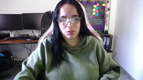 Snapshot of emma_evans07 chatting on December 24, 1:28 pm emmy online show from December 24, 1:28 pm