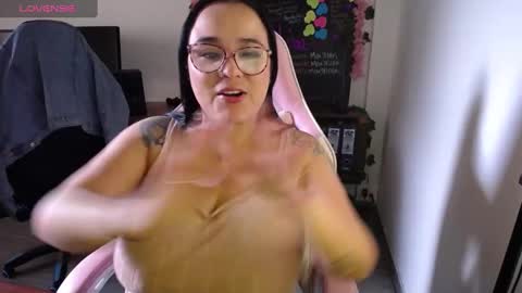 Snapshot of emma_evans07 chatting on December 2, 12:39 pm emmy online show from December 2, 12:39 pm