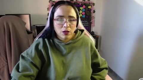 Snapshot of emma_evans07 chatting on December 26, 2:05 pm emmy online show from December 26, 2:05 pm