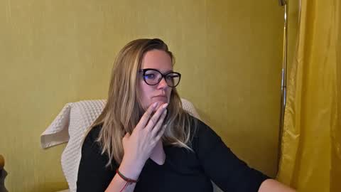 Snapshot of emma_misty_ chatting on October 6, 3:50 pm emma_misty_ online show from October 6, 3:50 pm