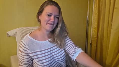 Snapshot of emma_misty_ chatting on October 7, 5:17 pm emma_misty_ online show from October 7, 5:17 pm
