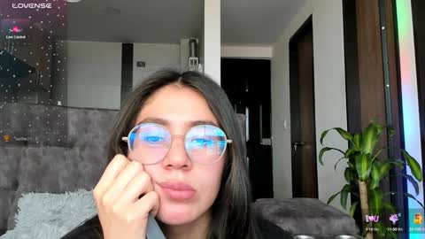Snapshot of emma_sandovaal chatting on December 18, 5:31 pm Emma online show from December 18, 5:31 pm