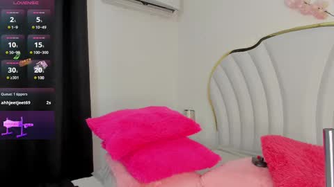 Snapshot of emmacrush chatting on February 15, 11:27 pm Welcome Im yosein Your love is my passion activate it with your tips and enjoy with me online show from February 15, 11:27 pm