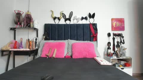 Snapshot of emmily_giraldo chatting on October 6, 12:22 pm online show from October 6, 12:22 pm