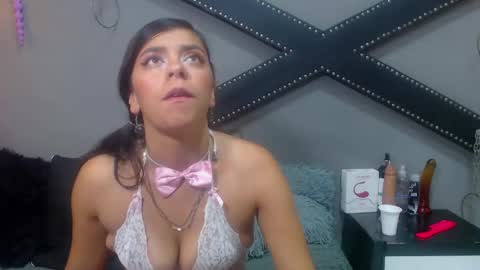 Snapshot of emmily_owenn chatting on October 18, 8:54 pm emmily_owenn online show from October 18, 8:54 pm