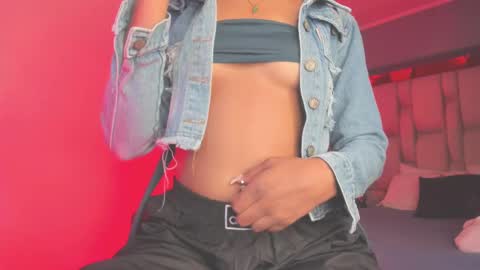 Snapshot of emmily_savage chatting on February 20, 3:56 am online show from February 20, 3:56 am