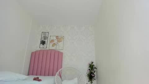 Snapshot of emy_barnert chatting on September 17, 12:58 pm Mili online show from September 17, 12:58 pm