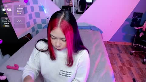 Snapshot of emy_xdy chatting on January 28, 3:36 am Im Emily would you like to help me reach 100 online show from January 28, 3:36 am