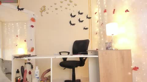 Snapshot of emylyjonhs chatting on October 18, 7:37 pm EMYLY online show from October 18, 7:37 pm
