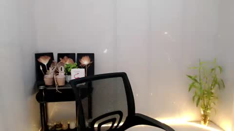 enchantress_mia03 online show from June 1, 6:15 am