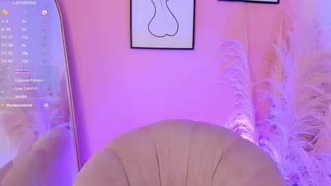 Snapshot of erika_mendez1 chatting on October 27, 7:52 pm Erika Mendez online show from October 27, 7:52 pm