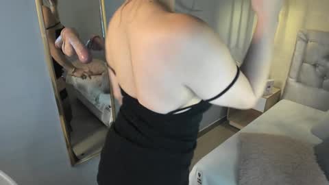 Snapshot of escarleth__ chatting on December 22, 1:22 pm Escarlet online show from December 22, 1:22 pm