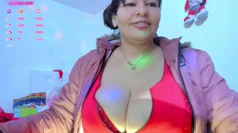Snapshot of esmeralda_milf1 chatting on December 19, 9:16 pm esme online show from December 19, 9:16 pm