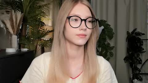 Snapshot of eternity_cuite chatting on September 18, 5:39 am Natalie online show from September 18, 5:39 am
