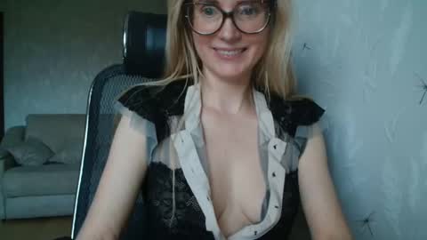 Snapshot of eva2323 chatting on October 11, 2:31 pm eva2323 online show from October 11, 2:31 pm