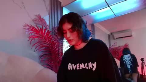 E V A online show from December 3, 8:33 pm