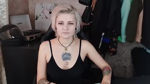 Snapshot of evabrownie chatting on March 4, 8:24 am Eva Brownie online show from March 4, 8:24 am