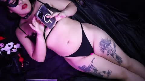 Eva Crux online show from January 30, 11:45 pm