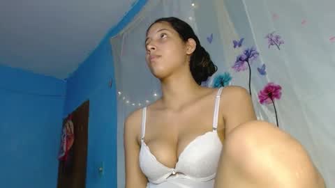 Snapshot of evaluna_horny_ chatting on January 29, 2:30 am evaluna horny online show from January 29, 2:30 am