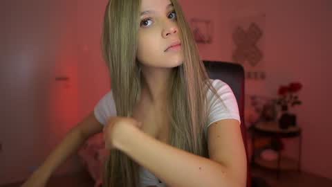 Snapshot of evelyncage_ chatting on December 8, 7:22 pm evelyncage_ online show from December 8, 7:22 pm