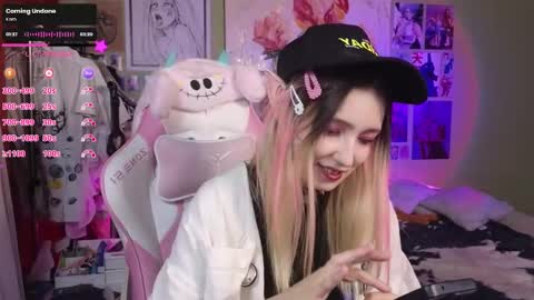 Evie online show from February 18, 10:14 pm