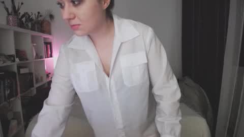 Snapshot of eviecuster chatting on October 23, 8:15 pm Im gonna be on in 2 hours online show from October 23, 8:15 pm