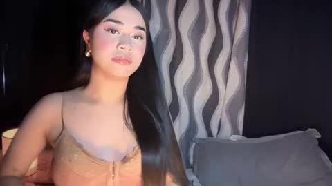 Snapshot of expensivets_chloe chatting on October 12, 3:36 pm chloee online show from October 12, 3:36 pm