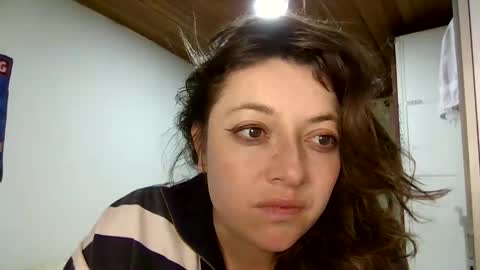 Snapshot of ezlngirl chatting on January 5, 4:47 am Aimee online show from January 5, 4:47 am