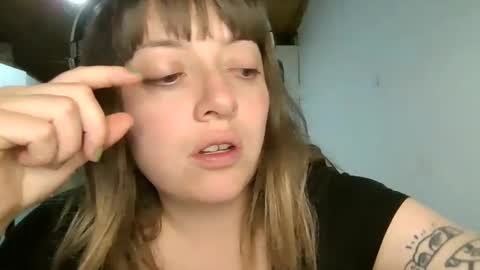Snapshot of ezlngirl chatting on December 6, 3:08 am Aimee online show from December 6, 3:08 am