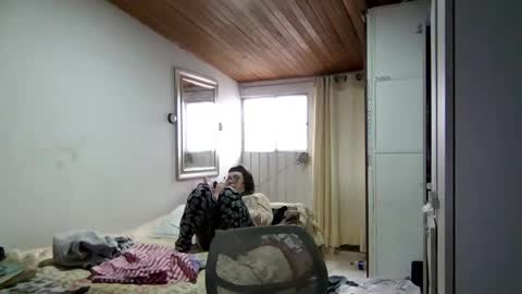 Snapshot of ezlngirl chatting on March 7, 6:54 pm Aimee online show from March 7, 6:54 pm