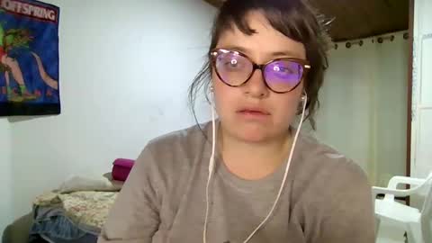 Snapshot of ezlngirl chatting on February 18, 1:54 am Aimee online show from February 18, 1:54 am