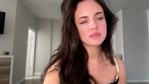Mia online show from July 30, 1:45 pm