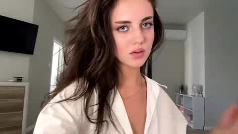 Mia online show from July 28, 3:21 pm