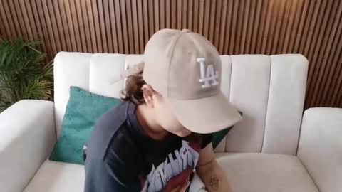 Feelena online show from December 5, 5:14 pm