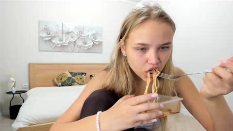 Mona online show from November 22, 1:52 am