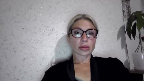 fox_red_lady7 online show from May 31, 7:15 pm